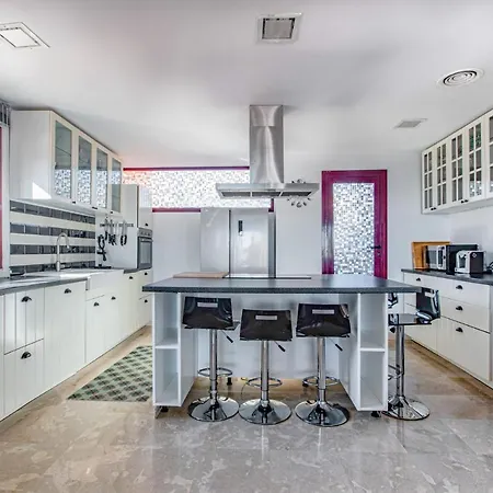 Incredible House With Magnificent Sea Views And Private Garden In Benahavis Εστεπόνα